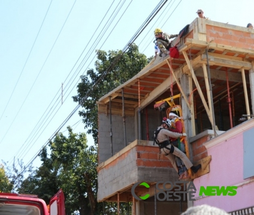 Bombeiros resgatam trabalhador que sofreu choque elétrico 