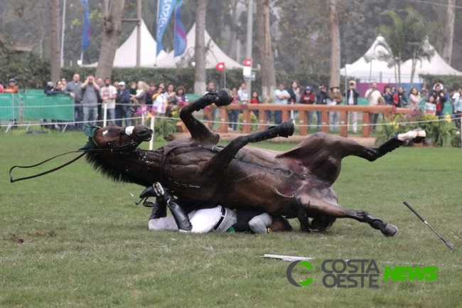 Susto no hipismo: brasileiro cai durante prova do Pan-Americano