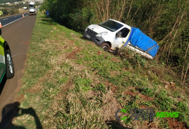 Caminhão cai em barranco após batida na BR-277 em São Miguel