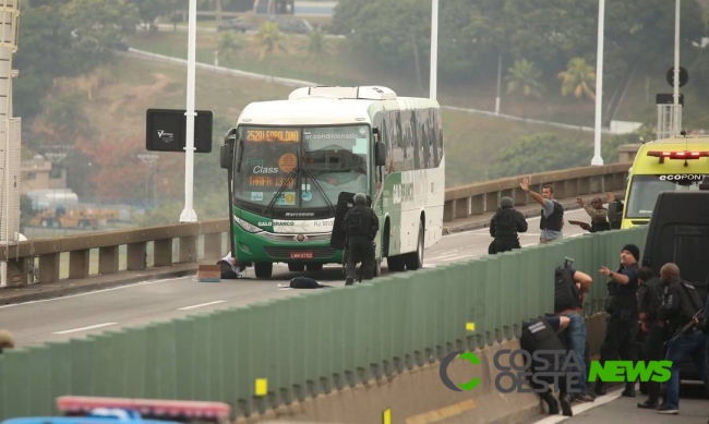 Atirador do Bope mata sequestrador de ônibus na Ponte Rio-Niterói após mais de 3h de cerco