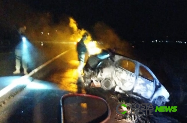 Carro é destruído pelo fogo após acidente na BR-163 em Guaíra 
