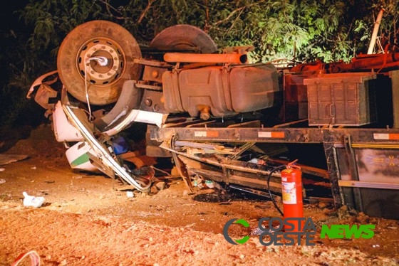 Motorista morre esmagado após caminhão capotar na PR 488 em Santa Helena
