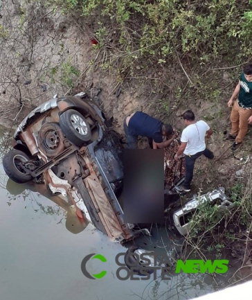 Carro sai da pista, bate em barranco, afunda em rio e três pessoas morrem