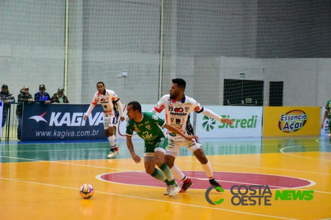 Aymoré é goleado pelo Cascavel dentro de casa