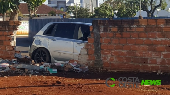Condutor perde o controle da direção e colide veículo em muro
