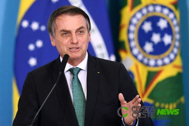 Bolsonaro assina lei da antecipação da 1.ª parcela do 13.º de aposentados