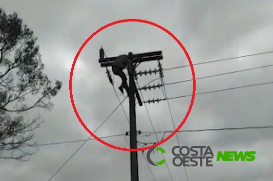 Jovem fica ferido após sofrer descarga elétrica em poste; assista vídeo