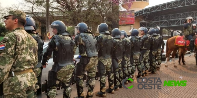 Policiais paraguaios prometem fechar a Ponte da Amizade nesta segunda-feira, 16