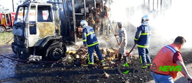 Caminhão de Medianeira fica destruído após pegar fogo na BR 277