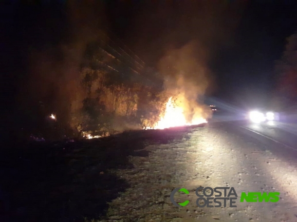 Defesa Civil de Missal e Corpo de Bombeiros controlam incêndio à margem da PR 495
