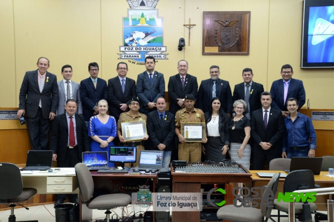  Policiais militares que salvaram mulher de suicídio são homenageados em Foz do Iguaçu