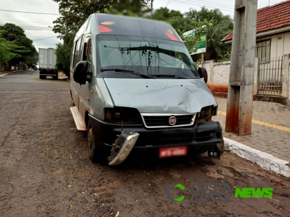Durante fuga em estrada rural, motorista bate van roubada em árvore e foge