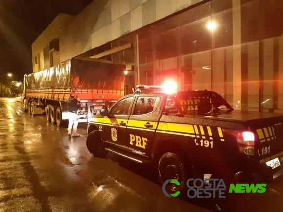 Carreta com R$ 2 milhões em cigarros contrabandeados é apreendida