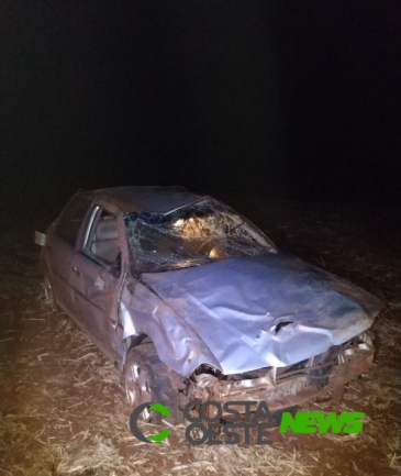 Motorista com sinais de embriaguez capota carro em Aurora do Iguaçu