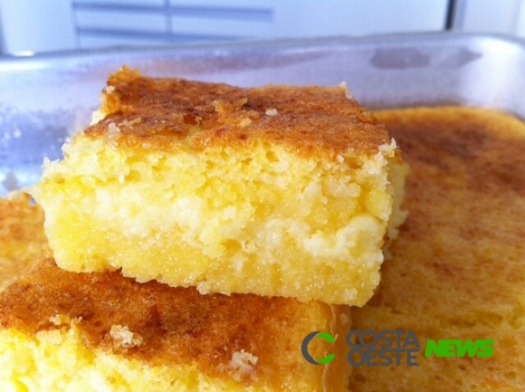 Bolo de fubá cremoso super fácil