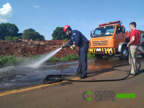 Corpo de Bombeiros e Defesa Civil realizam desobstrução de carga de pedras sobre a PR 317 em Santa Helena