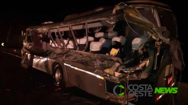 Acidente com ônibus de estudantes na BR 277 deixa dois mortos e 15 feridos