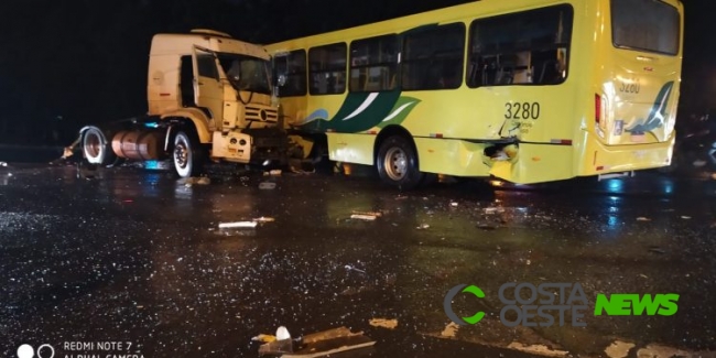 Acidente entre ônibus e caminhão deixa pelo menos 8 pessoas feridas em Foz do Iguaçu