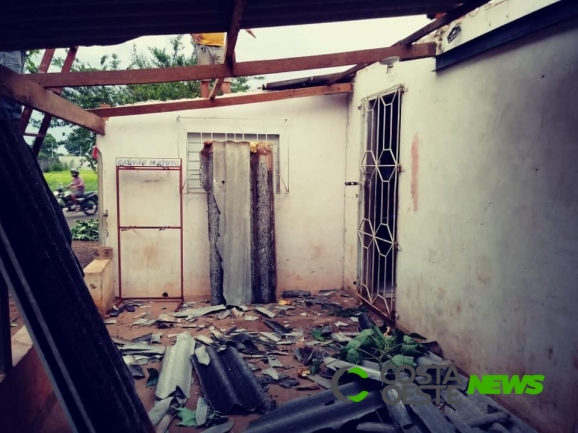 Casas e prédios públicos ficam destelhadas após temporal em Guaíra