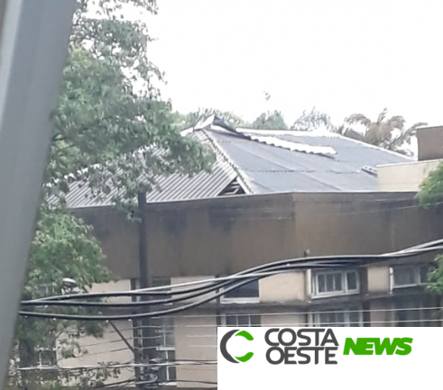 Parte do telhado da prefeitura de Foz do Iguaçu é arrancada com a força do vento