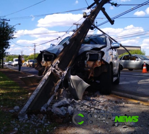 Motorista dorme ao volante e bate contra poste na BR-369, em Apucarana