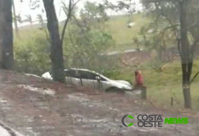 Veículo cai em barranco na PR-488 em Vera Cruz do Oeste