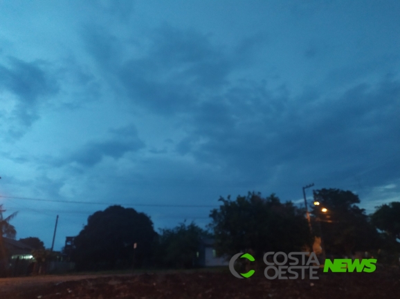 Chove no Oeste e Sudoeste do Paraná; interior corre risco de temporais até segunda-feira