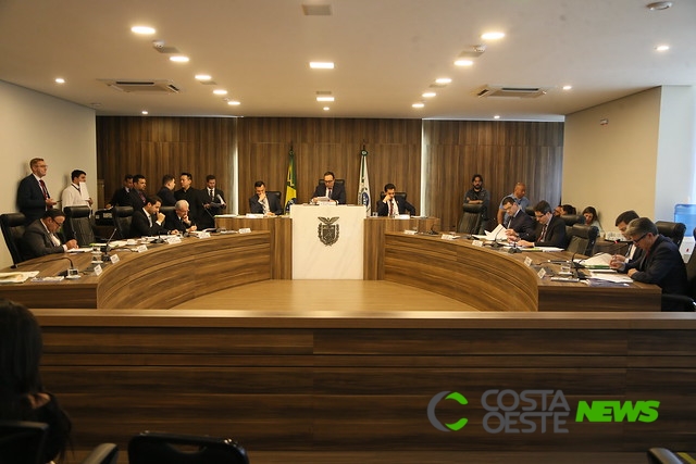 Sob críticas, projeto que acaba com a licença-prêmio volta à pauta na Alep