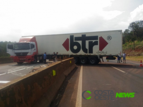 Motorista perde direção de carreta, acerta mureta de proteção e bloqueia pista na BR-277 em Matelândia
