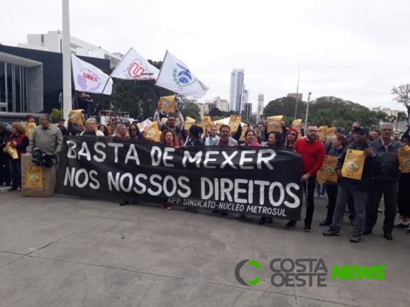 Professores manifestam contra retirada da licença-prêmio