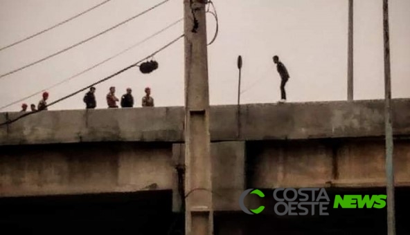 Ciclista grita ???se mate??? e jovem que ameaçava suicídio se joga de viaduto