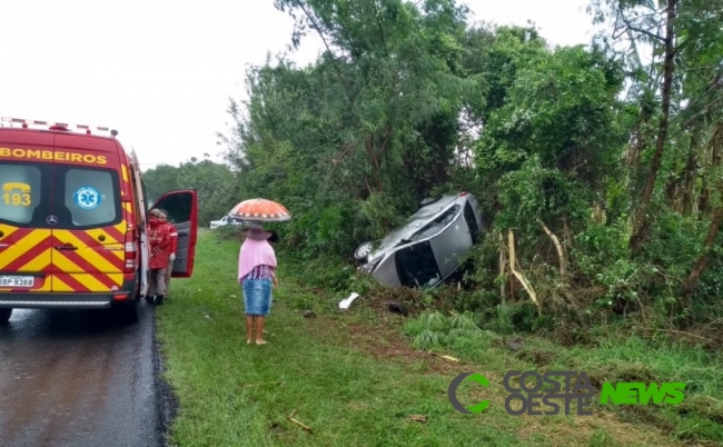 Ocupantes de veículo saem ilesos de capotamento na BR 277 em Medianeira