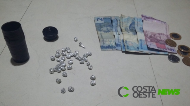 Após tentativa de fuga, homem é preso com 38 pedras de crack