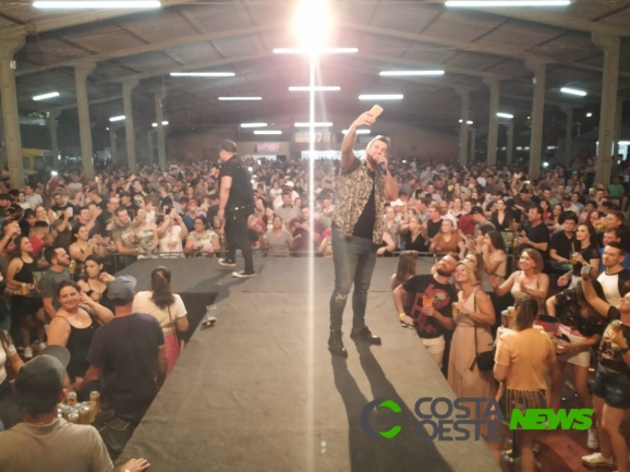 Mega show reúne milhares de pessoas no 4º aniversário da Costa Oeste FM 93,3 FM