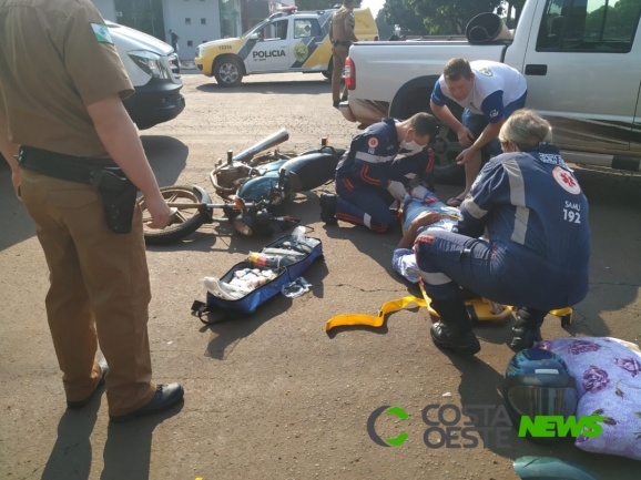 Motociclista tem suspeita de fratura na perna em acidente no centro de Santa Helena