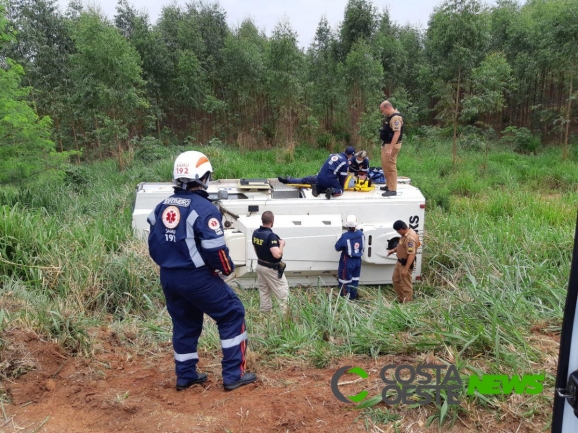Vigilantes ficam gravemente feridos em acidente com carro-forte na BR-272