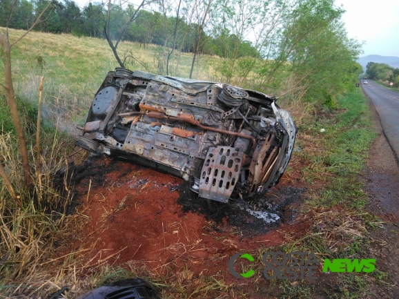 Veículo capota na PR 495 e casal que prestou socorro tem moto roubada