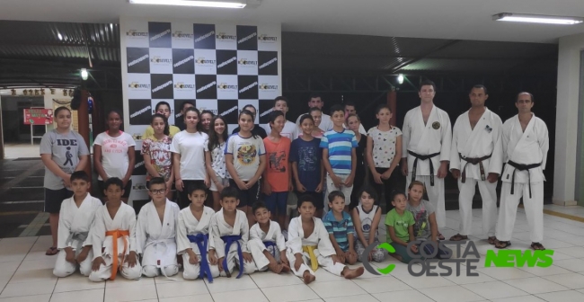 Alunos dos Projetos Sociais Karatê na escola e Girassol realizam exame da troca de faixa em Guaíra