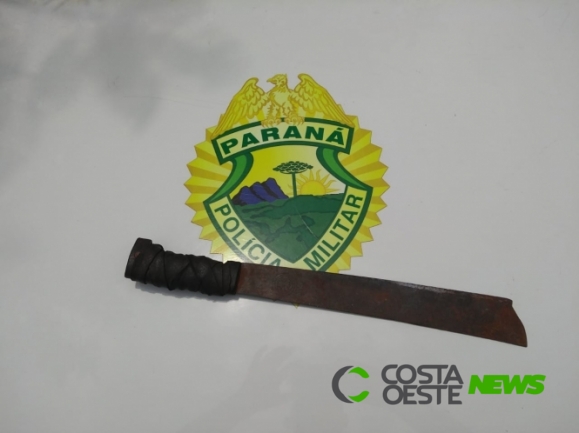 Pai deixa filho gravemente ferido com golpe de facão na cabeça