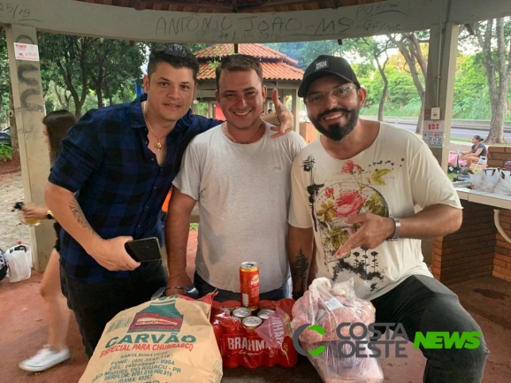 Entregue prêmio ao ganhador da promoção ???Churrasco com Matheus e Ribeiro??? na Costa Oeste FM