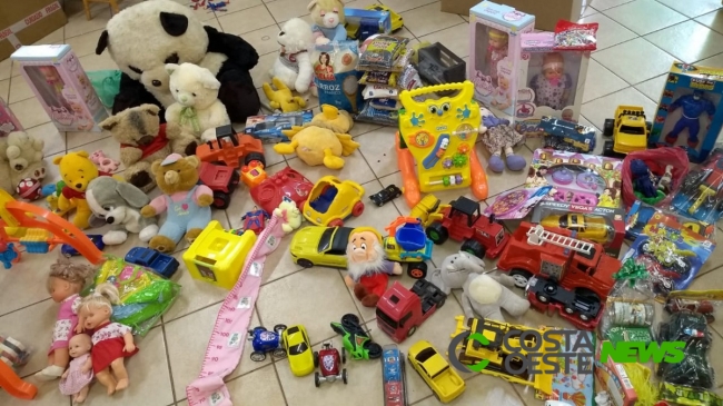 Rádio Costa Oeste e Cáritas entregam brinquedos arrecadados durante campanha para Pastoral da Criança
