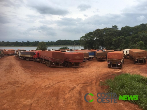 Caminhoneiros estão sendo impedidos de cruzar do Paraguai à Santa Helena; água e alimentos começam a faltar