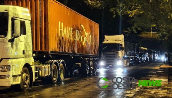 Nova tarifa aduaneira no Paraguai causa congestionamento de caminhões na fronteira