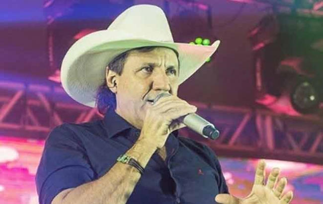 Cantor sertanejo Juliano Cezar morre após parada cardíaca em pleno show