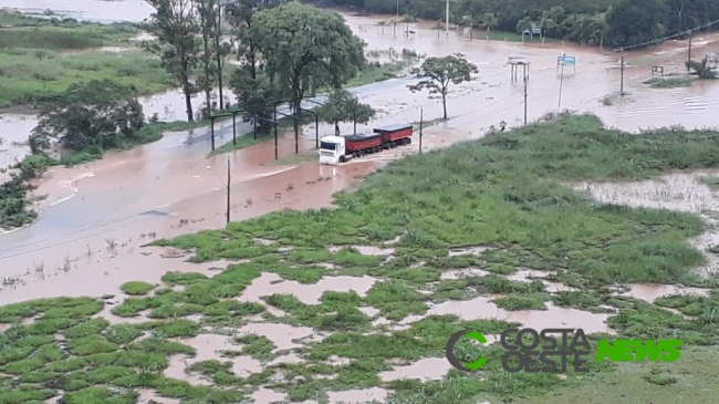 Chuva causa alagamentos e deixa famílias desalojadas em Guaíra; assista aos vídeos