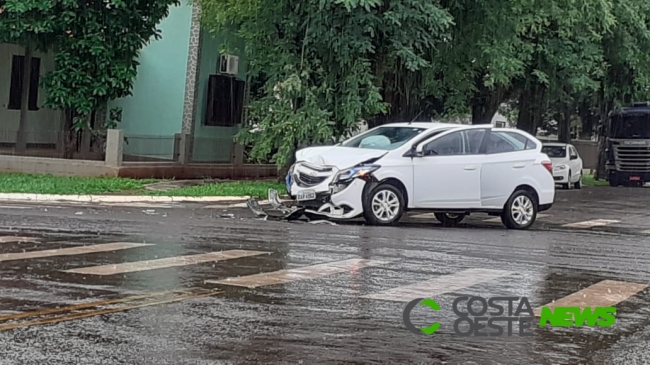 Veículos colidem no cruzamento das ruas Paraguai e J.M Madalozo em Santa Helena