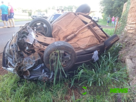 Carro fica destruído em capotamento na rodovia de Pato Bragado