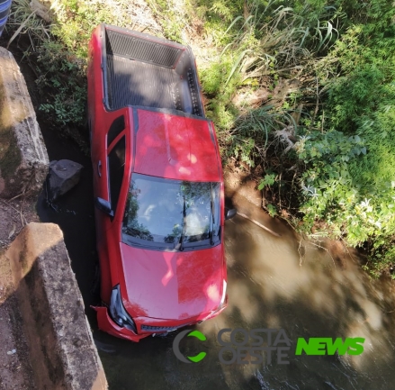 Condutor perde o controle e veículo cai em rio no interior de Missal