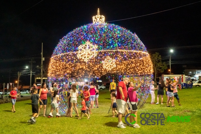 Estrelas de luzes e cores brilham na abertura do Natal do Gramadão em Foz