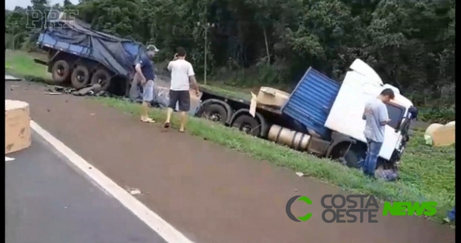 Motorista de caminhonete morre em colisão frontal na BR-277